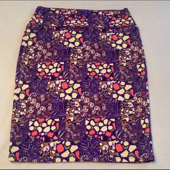 Cute LuLaRoe Cassie Perfect for Summer - Picture 2 of 5